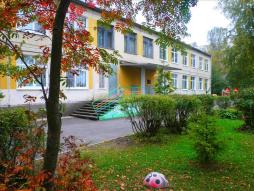 Территория огорожена железным забором (высота 2 м). Каждая группа имеет прогулочную площадку с соответствующим оборудованием. Отведено место для спортивной площадки. Вокруг здания асфальтовое покрытие. Вокруг прогулочных площадок зеленая зона с посадками и цветниками.